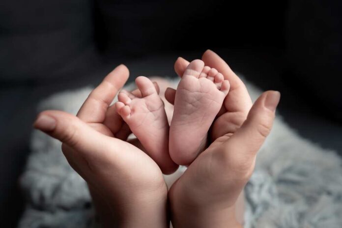 Welcome,Baby,mother,Holding,Her,Newborn,Baby,Foot,,Love,At,First