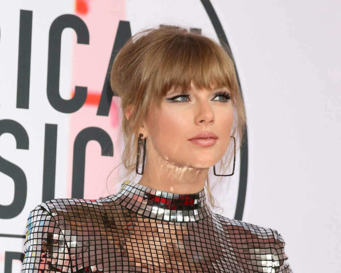 shutterstock_1199307595.jpg Taylor Swift in reflective outfit