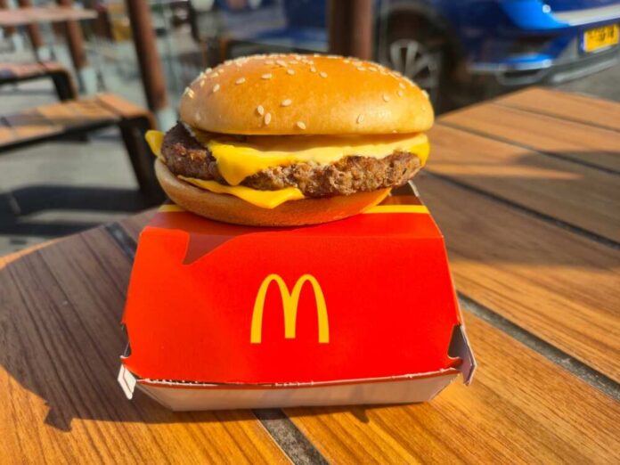 Hendrik-ido-ambacht,,Netherlands,-,June,11,,2025:,Mcdonald's,Quarter,Pounder,Spicy A cheeseburger from McDonald's placed on a red box on a wooden table