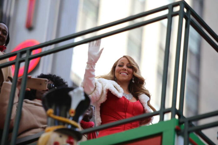 New,York,City,-,November,26,2015:,The,89th,Macy's woman in red dress waving from parade float